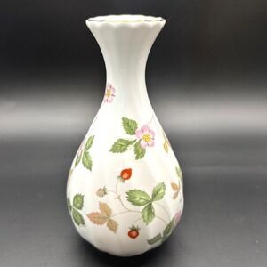 Vintage Wedgwood Bone China Wild Strawberry Bud Vase 24k Gold Rim England 5.5 in